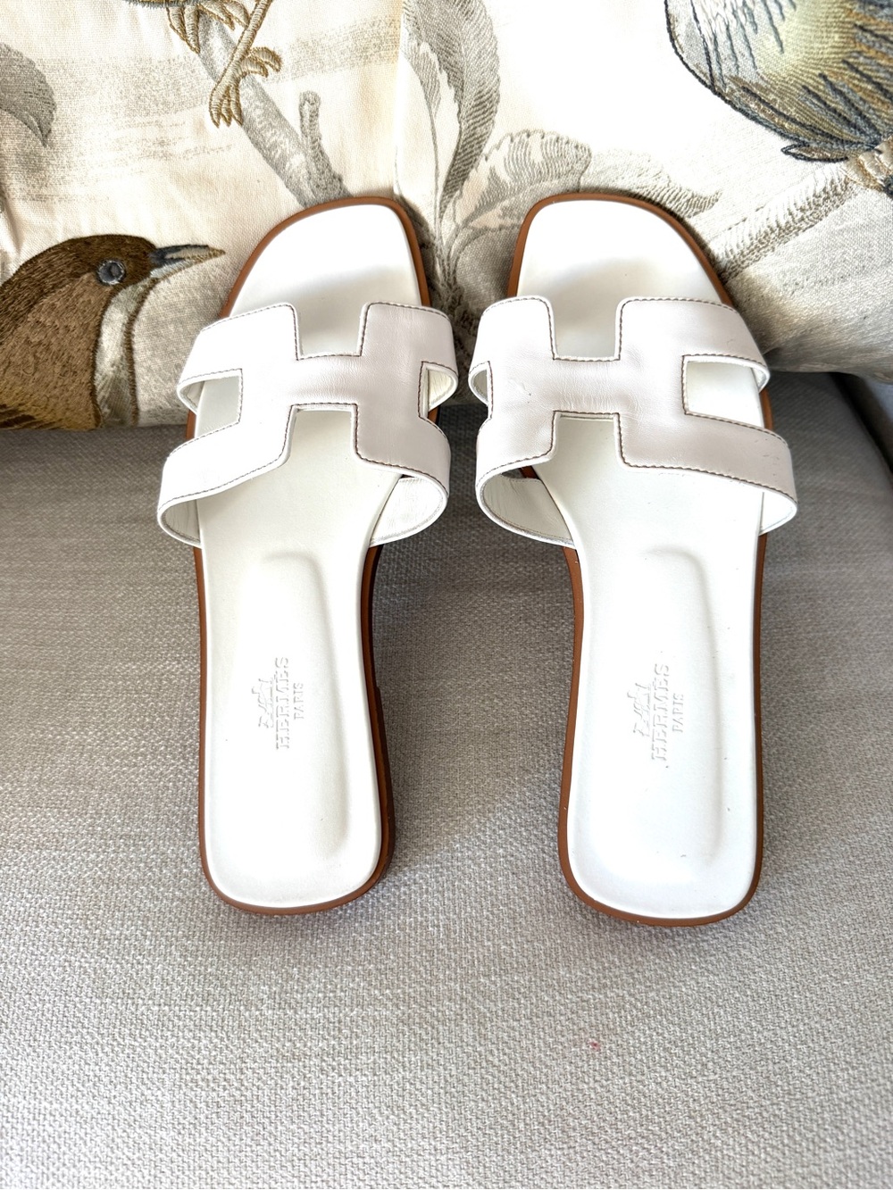 🎀HP🎀 LIKE NEW HERMES SANDALS SHOES Oran White 8 Classic Must 🎀